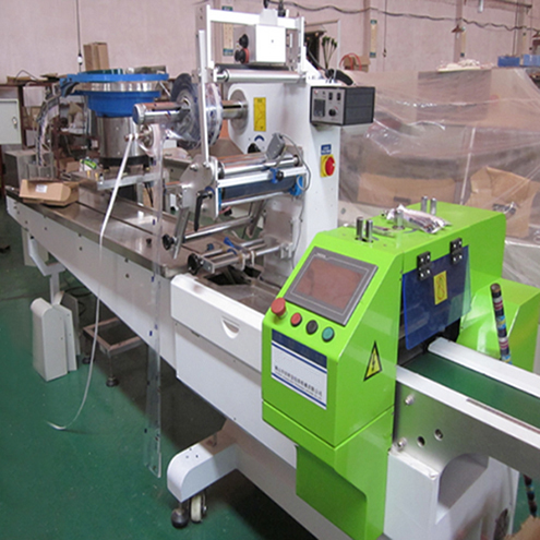 flow wrapping packing machine for syringes pharmaceutical packaging horizontal with vibrator feeding system
